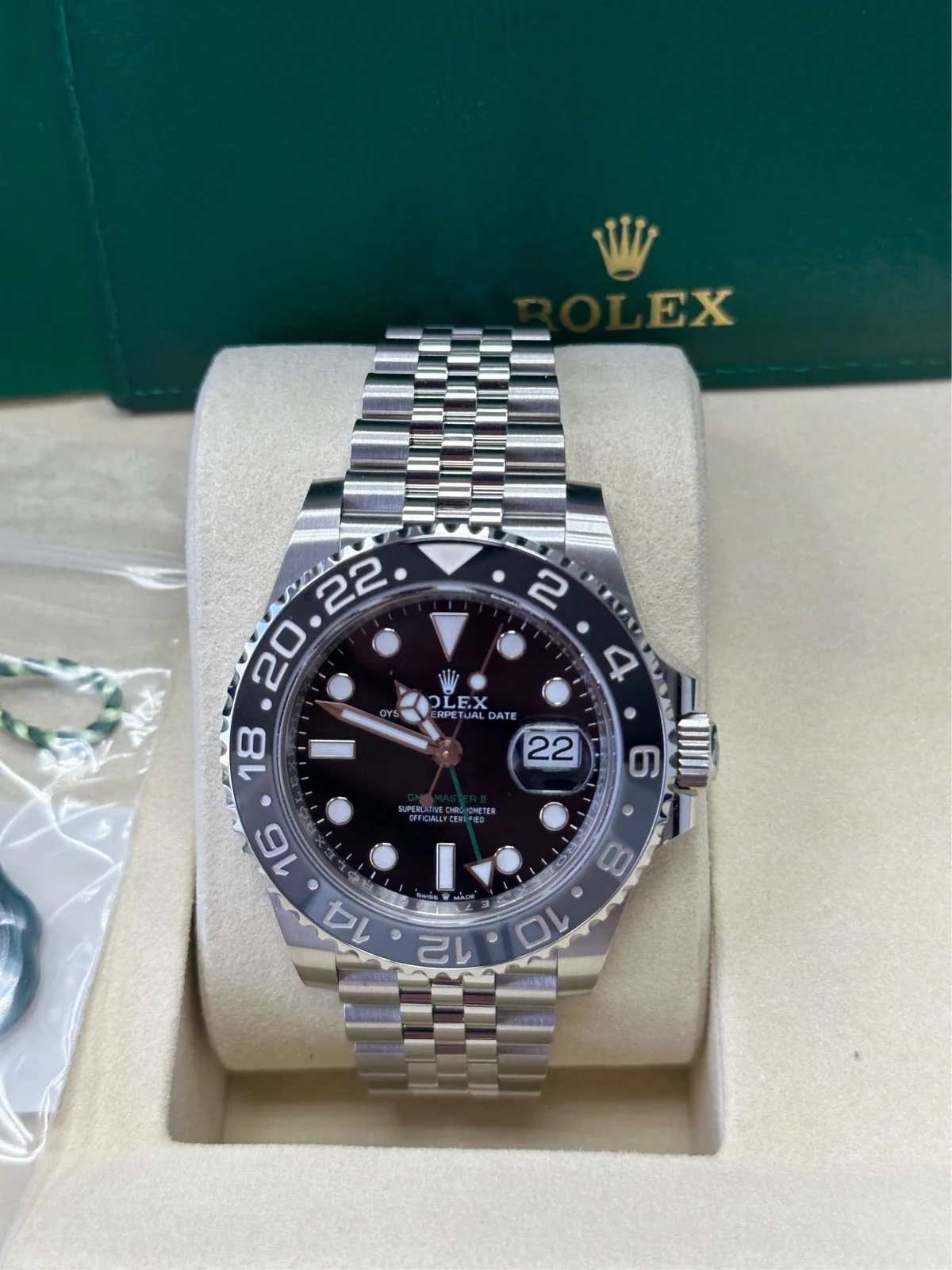 GMT-Master II Bruce Wayne 40mm Black Dial Black Bezel Jubilee Bracelet 126710GRNR - Image 4