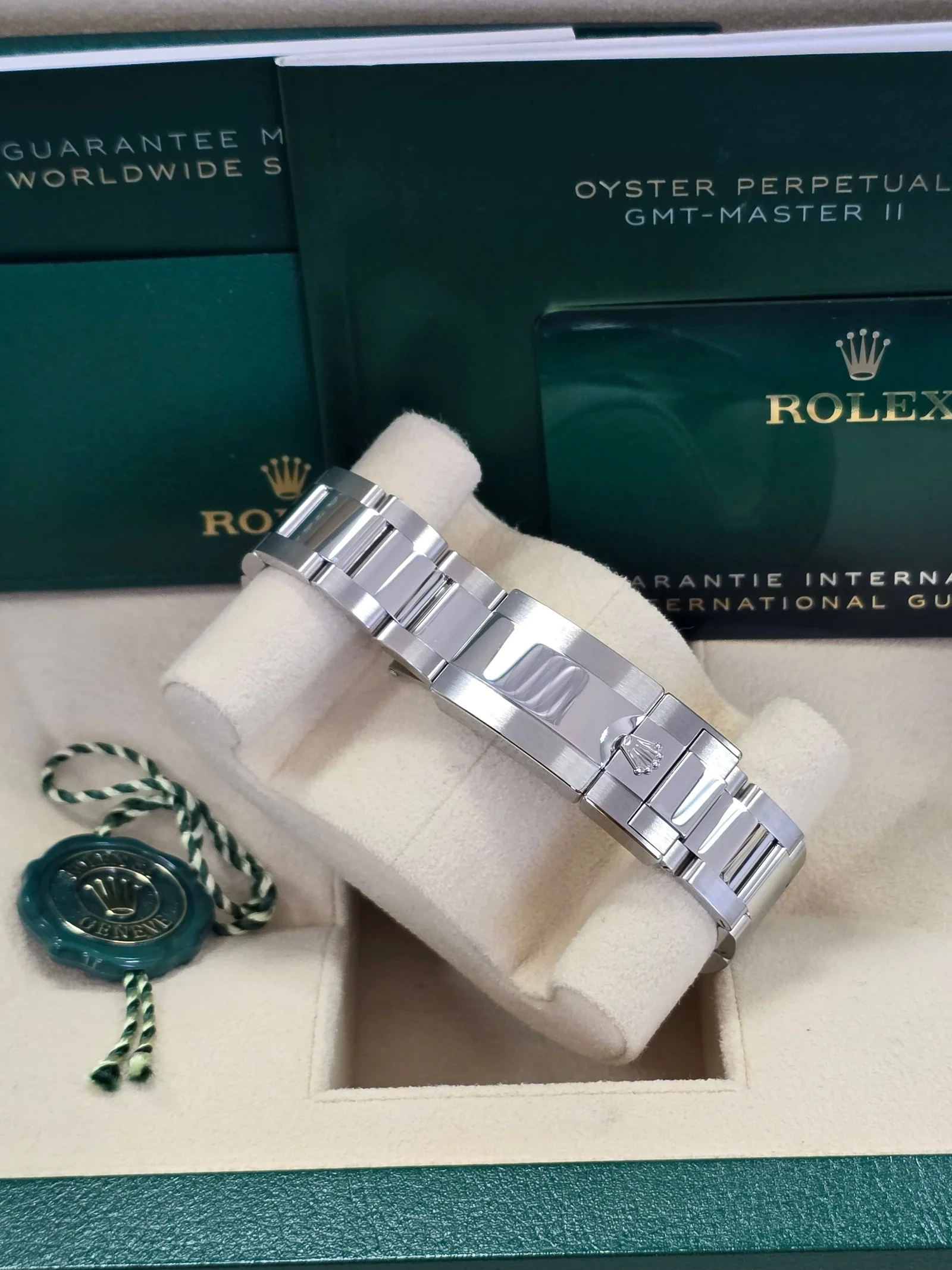 GMT-Master II Bruce Wayne 40mm Black Dial Black Bezel Oyster Bracelet 126710GRNR - Image 4